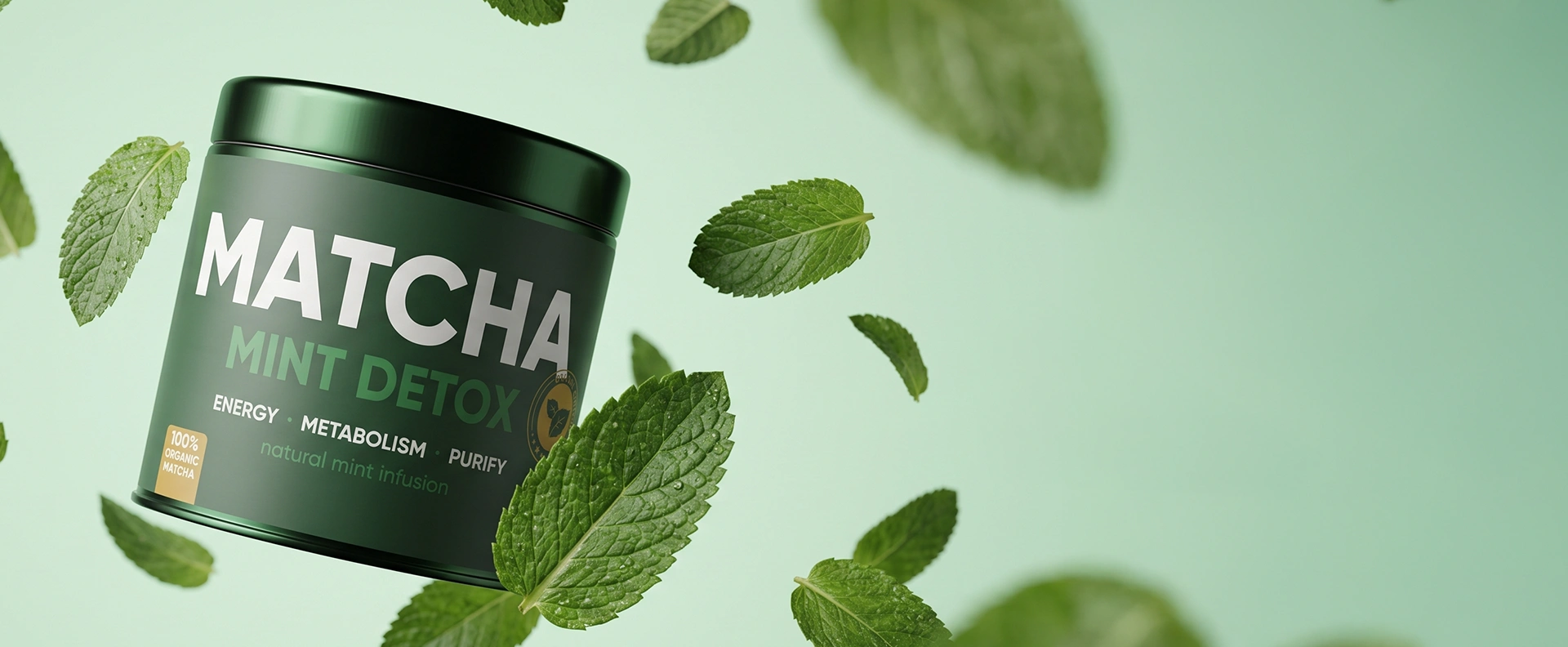 Matcha Mint Detox wśród liści mięty