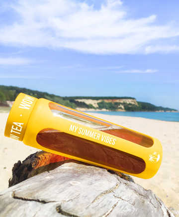 Sticlă de ceai cu infuzor - Galben | WOW TEA România 🇷🇴 Sticlă de ceai cu infuzor - Galben | CTA banner yellow bottle M