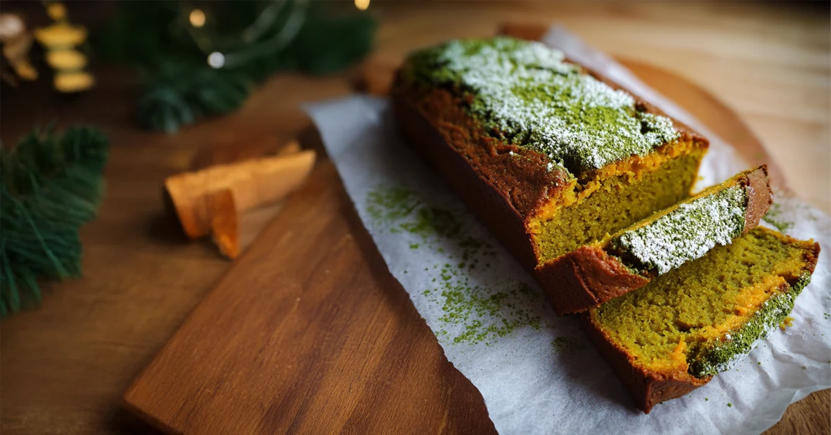 Зимна магия с матча: 4 матча рецепти, които носят уют | WOW TEA 🇧🇬 Домашен кекс с матча, поръсен с пудра захар, нарязан на филии върху дървена дъска – вдъхновение за матча рецепти.